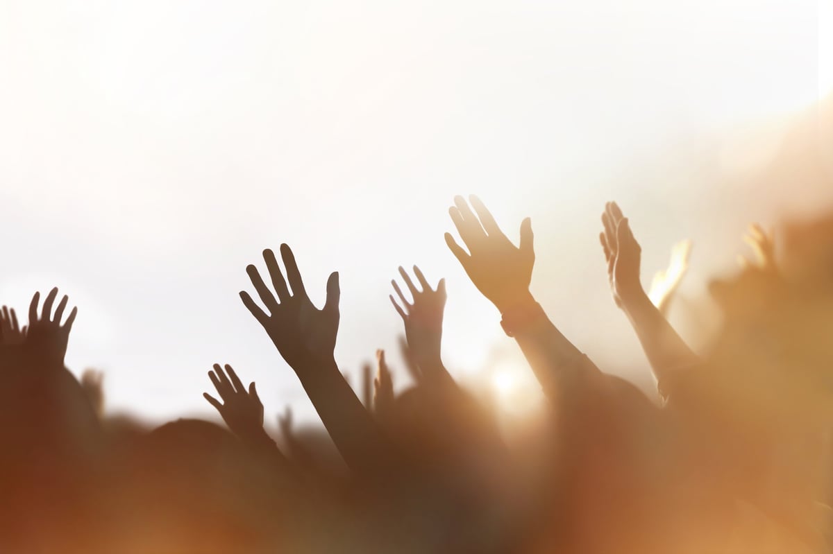 Congregación levantando las manos en adoración y alabanza durante un servicio de la Gran Convención 2026 del Concilio Visión en Acción