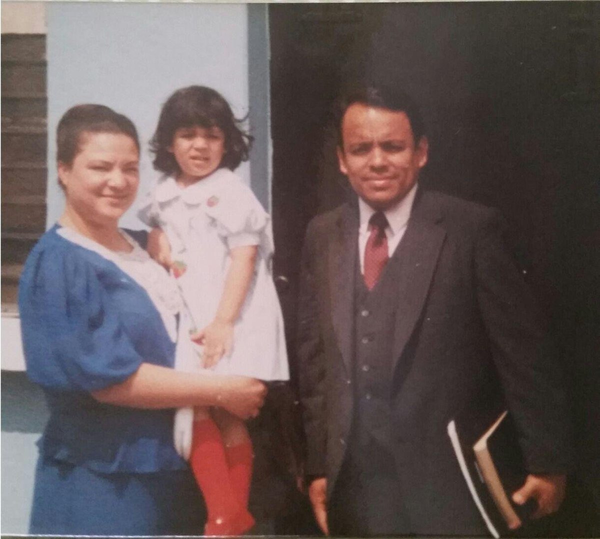 Pastores del Concilio Internacional Visión en Acción posando con su hija pequeña, en una foto familiar que forma parte de la historia del ministerio